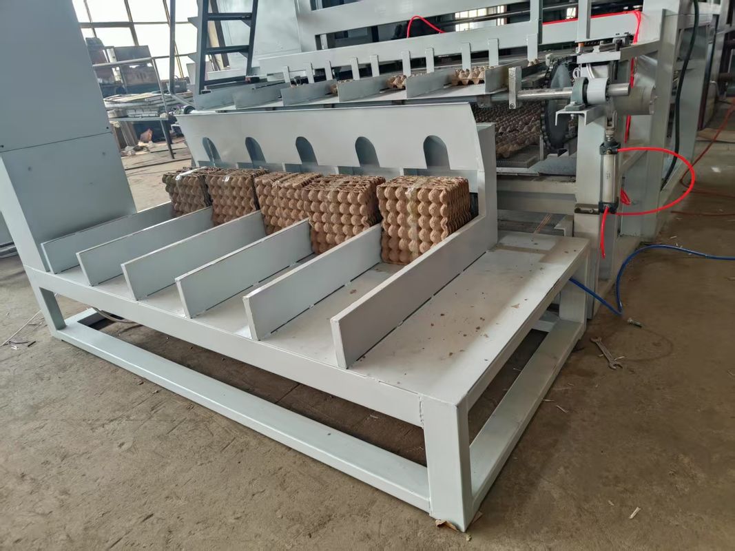 पूरी तरह से स्वचालित 5000pcs/h क्षमता 5*8 मोल्ड्स रोटरी मोल्डिंग मॉडल अंडे ट्रे उत्पादन लाइन कागज पल्प मोल्डिंग मशीन